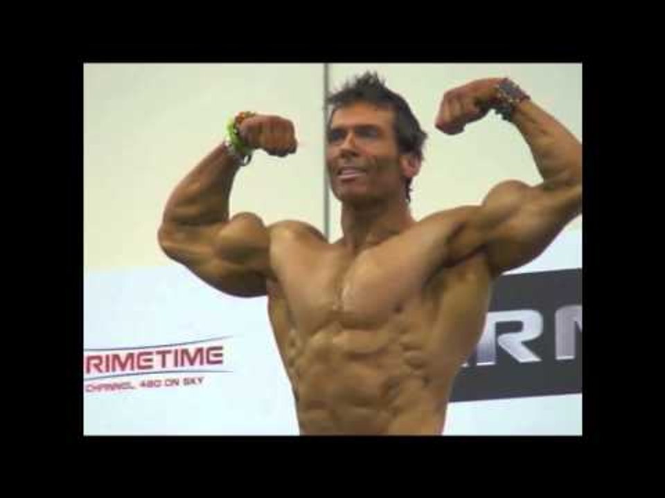 AMAZING FLEXIBLE BODYBUILDER ON STAGE, WITH SPLITS