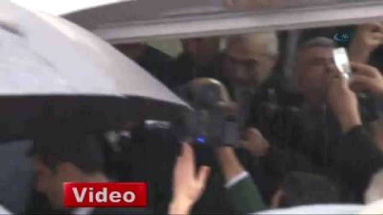 Gül Cuma Namazı Sonrası Vatandaşlarla Çay İçti