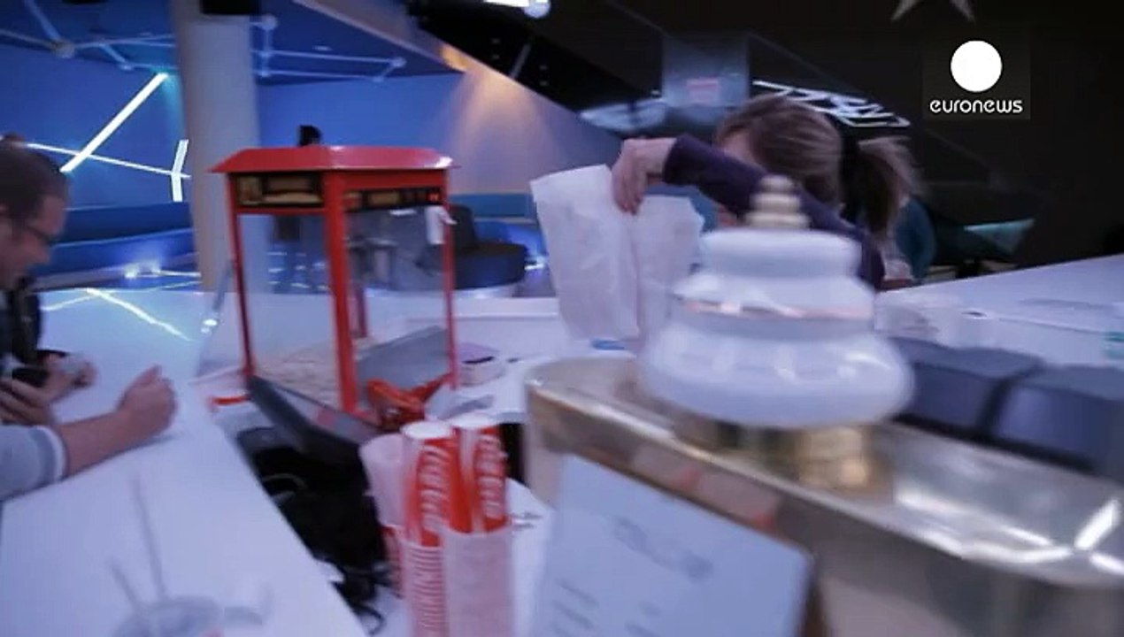 Horizontales Filmvergnügen im 'Bett-Kino'