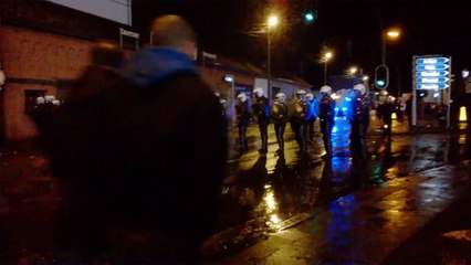 Un policier tombe dans un trou en chargeant des hooligans Belges