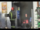 Napoli - In fiamme il negozio Expert di Via Pietravalle -2- (11.12.14)