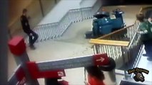 Un agent de nettoyage fait une chute dans les escaliers