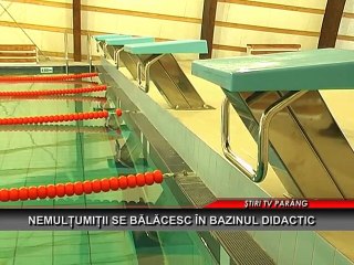 Nemultumitii se balacesc in bazinul didactic