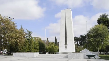 Централният монумент (Меч)