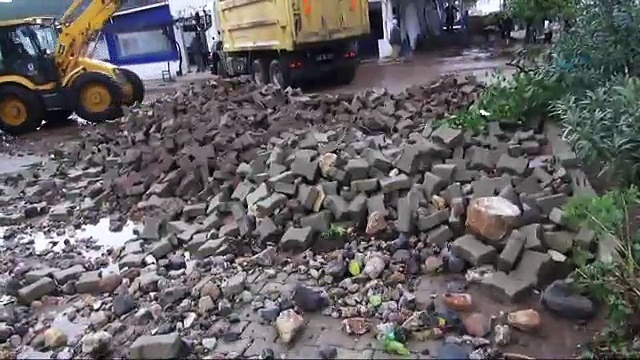 Sel yıktı, denizin rengi bile değişti