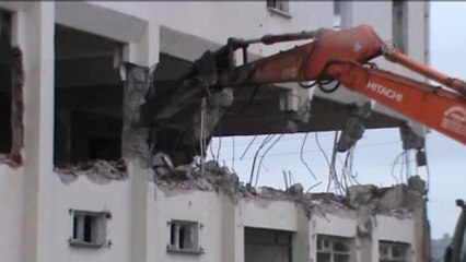 1999 Depreminde Hasar Alan Okul Binası Yıkılıyor