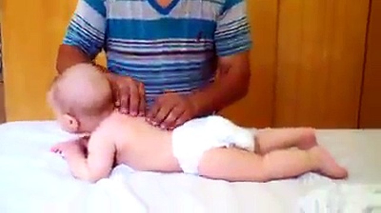 Bébé adore son massage et se sent complètement relax