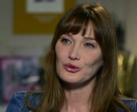 Carla Bruni-Sarkozy chantera jusqu'à la tombe : ZAPPING ACTU DU 12/12/2014