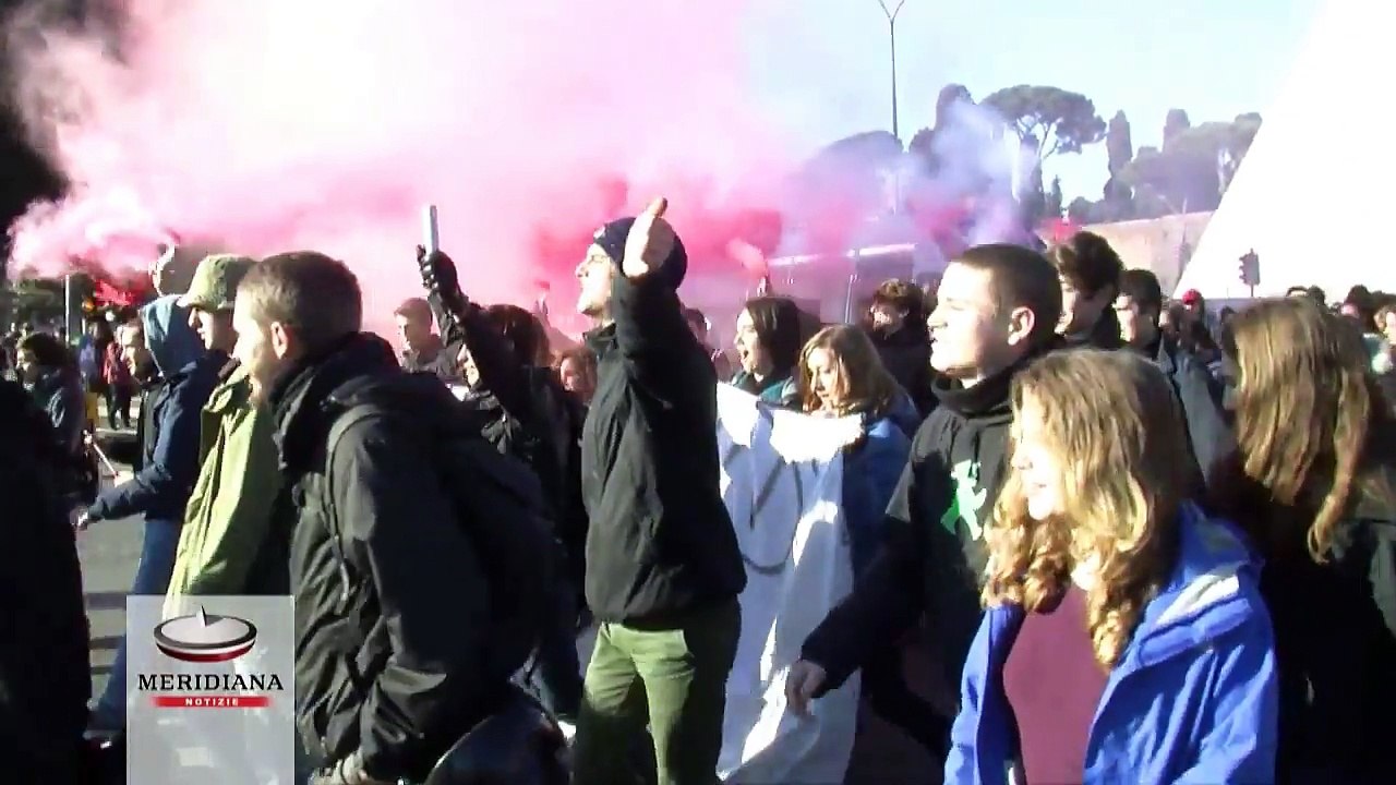 Corteo studenti, in piazza contro il Jobs Act: "Il futuro è nostro, riprendiamocelo"