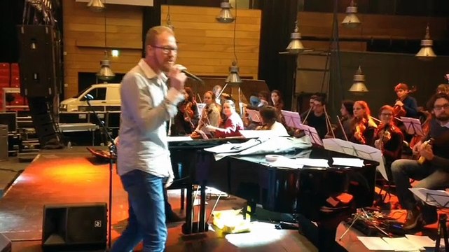 Erwin de Vries zingt Doe Maar tijdens Nacht van Noord - RTV Noord