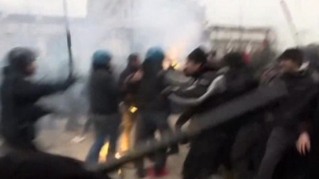 Clashes as Italian unions strike over Renzi labor reforms