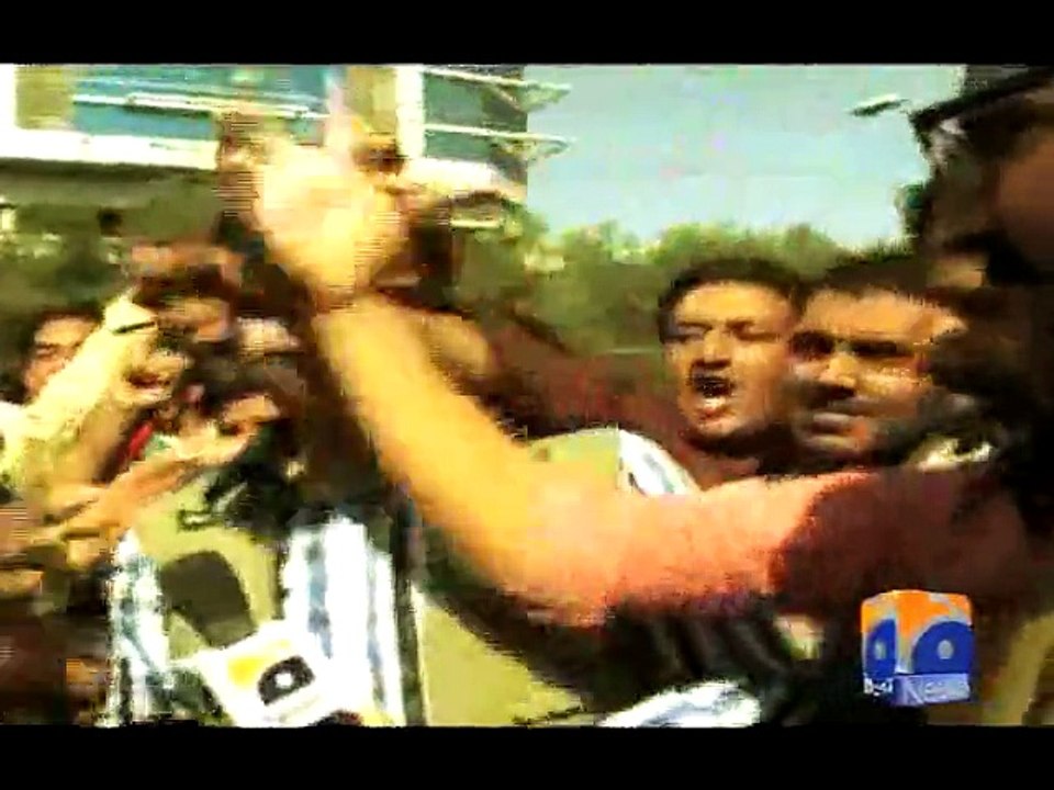 PTI workers attack Geo News van, Reporters,Abuse Anchorperson Update-Geo Reports-12 Dec 2014