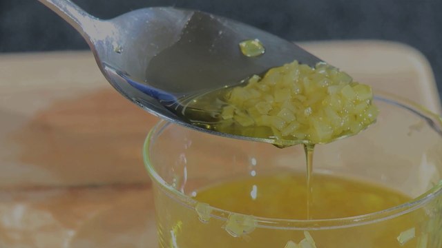 Comment confire une échalote au micro-ondes ? - Gourmand