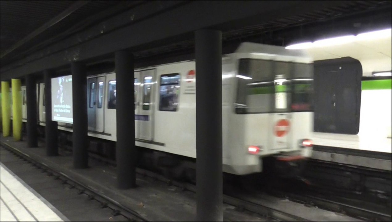 Rame Série 5000 : Départ de la station Drassanes sur la 3 du métro de Barcelone