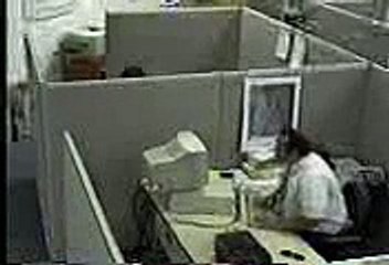 Un utilisateur s'énerve contre son ordinateur