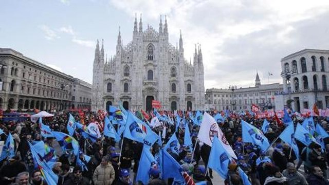 Thousands protest labour reforms in Italy