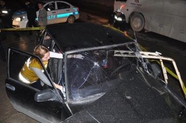 Kamyonetten Düşen Demir, Otomobilin Ön Camından Girdi: 1 Ölü, 3 Yaralı