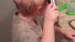 Un gamin se coiffe avec une tondeuse... Oh oh boulette!
