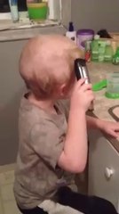 Un gamin se coiffe avec une tondeuse... Oh oh boulette!