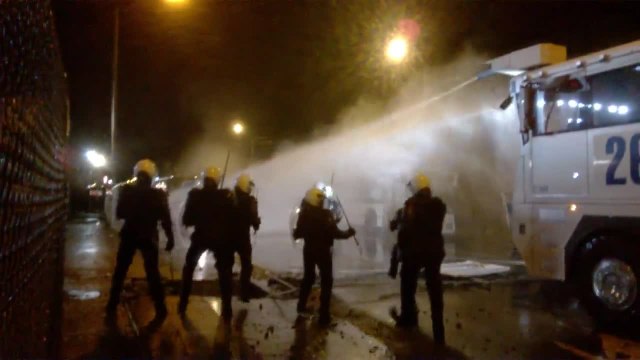 Un policier chute dans un trou face aux supporters Standard Feyenoord