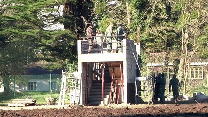 Parfois détruire, souvent construire, toujours servir