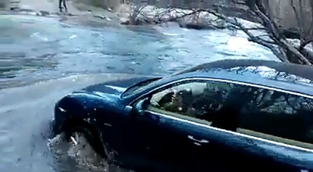 Porsche Cayenne traverse une rivière FAIL