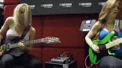 Gitarla Şov Yapan Seksi Hatunlar