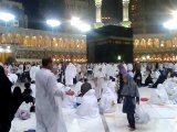 A young man recite naat infront of khana kaba