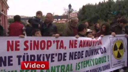 Nükleer Karşıtı 'Biberonlu Bebek' İlgi Odağı Oldu