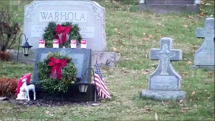 Un gars urine sur la tombe sur la tombe d'Andy Warhol !