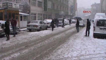 Hakkari'de Kar Çocukları Sevindirdi