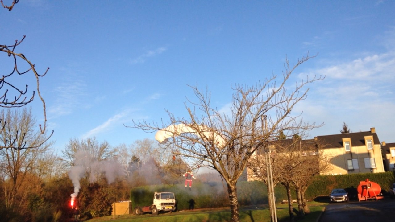 Le Père Noël arrive en parachute