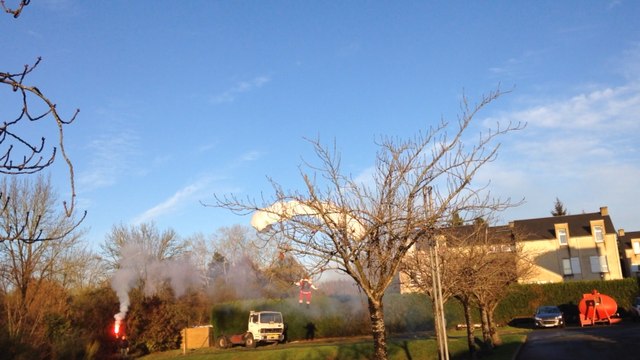 Le Père Noël arrive en parachute