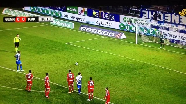 Penalty. Mboyo scoort 1-0 tegen Kortrijk.