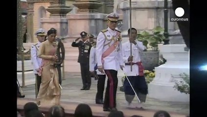 Tayland veliaht prensinin eşi kraliyet statüsünden feragat etti