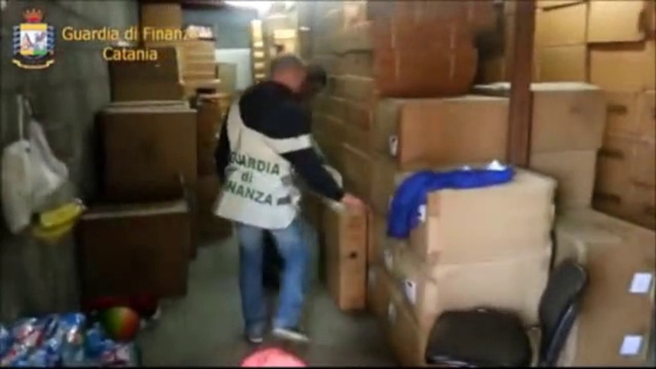 Catania - maxi sequestro di articoli natalizi pericolosi e scarpe griffate false