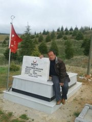 Arkadaşıyım" Dedi, Mezarını Ziyaret Etti Sonra da Şehit Ailesini Dolandırdı