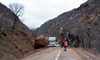 Tunceli-Erzincan Karayoluna Dev Kayalar Düştü