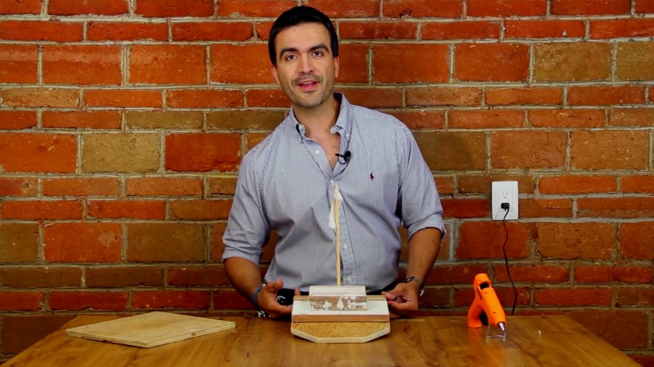 Barquito de madera con propulsor