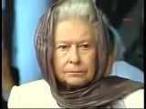 الملكة اليزابيث وهى تستمع الى تلاوة قرانية