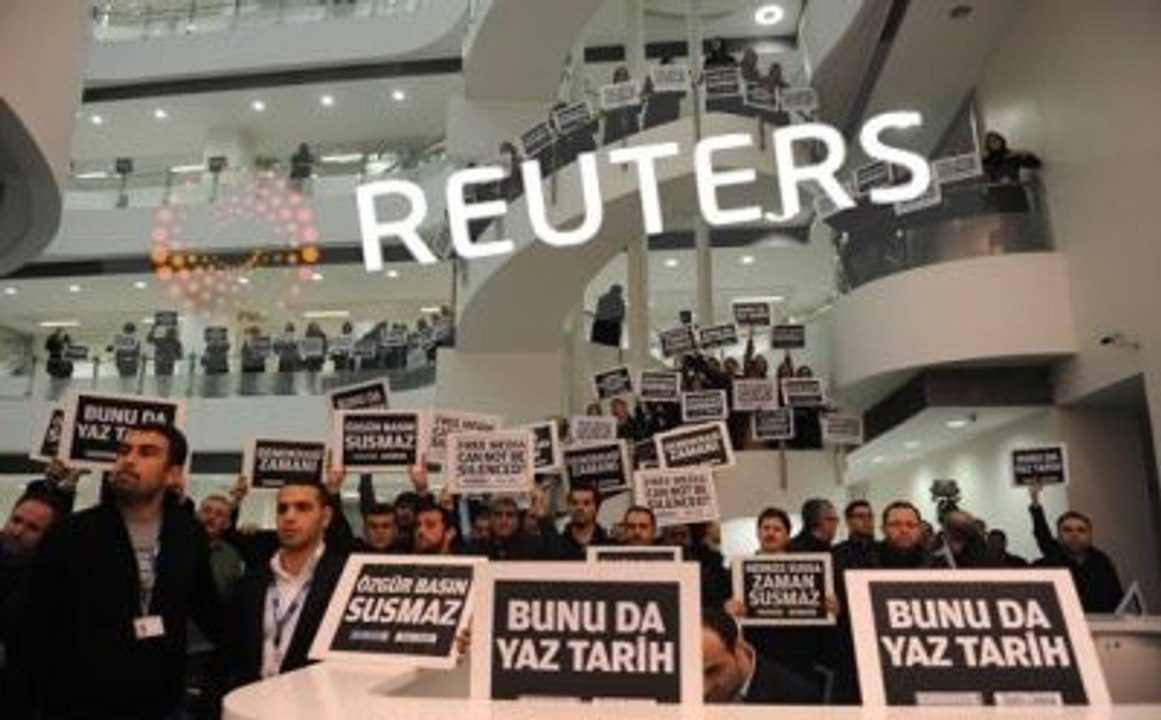 Reuters: Polis, Zaman Gazetesine Baskın Yaptı