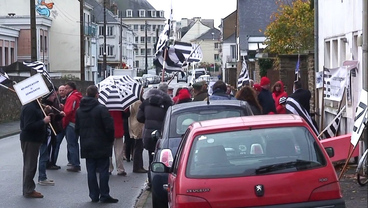 Rassemblement devant le local du PS nazairien