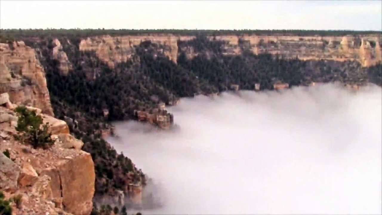 Une mer de nuages envahit le Grand Canyon aux États-Unis