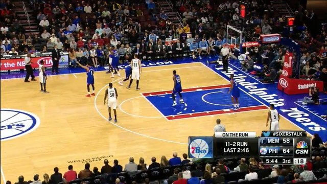 Mike Conley explose la bière d'une spectatrice