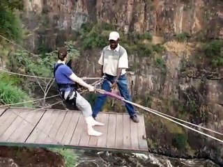 Saut à l'élastique d'une femme aux chutes Victoria