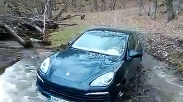 Porsche Cayenne crosses a river FAIL - Auto Moto