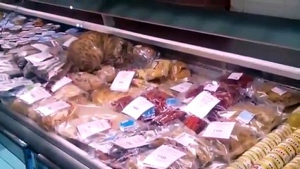 Un chat vole de la bouffe dans une poissonnerie