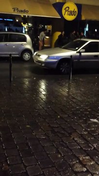 Il perd son pantalon dans une bagarre