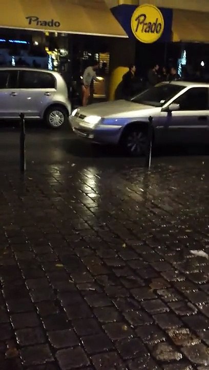 Il perd son pantalon dans une bagarre