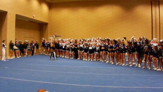 Angel Rice défie les lois de la gravité !